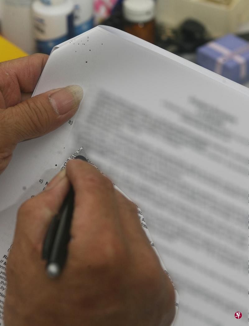 被告涉嫌伪造顾客签名，谎称顾客要提高贷款数额，骗银行交出钱。（档案示意图）  