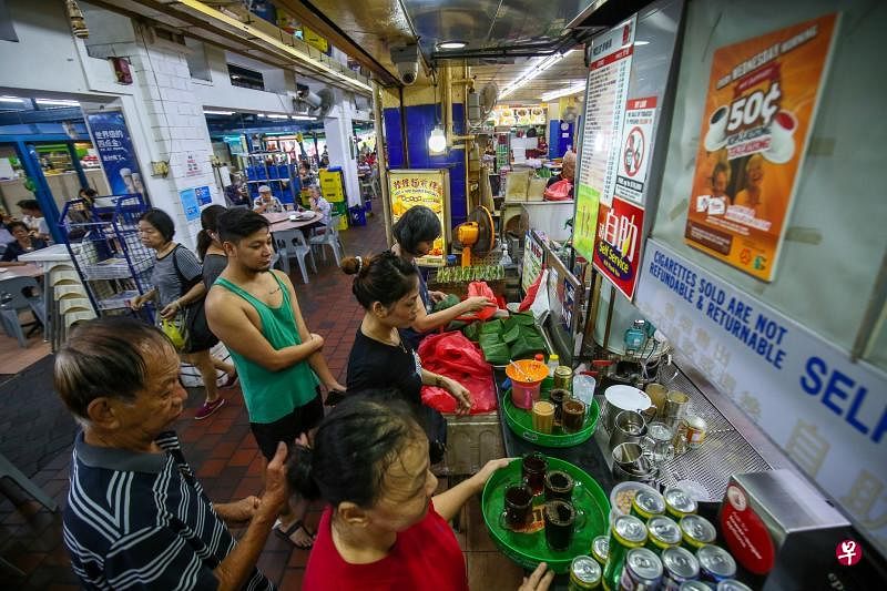 义顺南的10个咖啡店，每个星期三上午时段，让建国一代和立国一代用5角的优惠价，购买无糖咖啡乌和无糖茶乌。（陈斌勤摄）