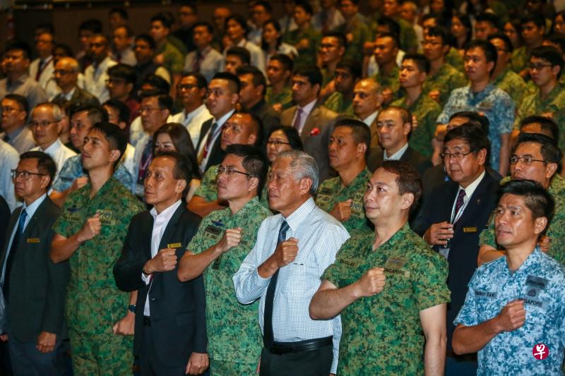 国防部长黄永宏医生（右三）出席在新加坡国立大学文化中心举行的军人节宣誓效忠仪式。陪同他出席的包括新加坡制造商总会会长符标熊（右二）和三军总长王赐吉中将（右四）。（陈斌勤摄） 