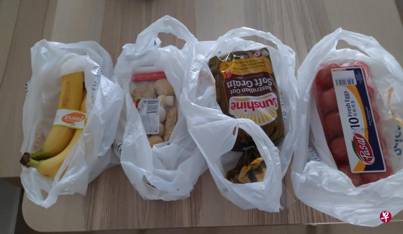 读者投函说，四件东西放四个塑料袋是不环保的举动。（读者提供）