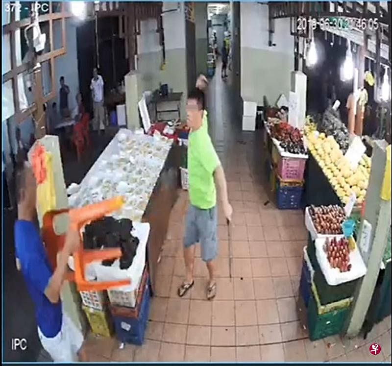 菜贩叔疑争执惹不快，怒气冲冲持4刀回现场找下棋叔对峙。（读者提供）