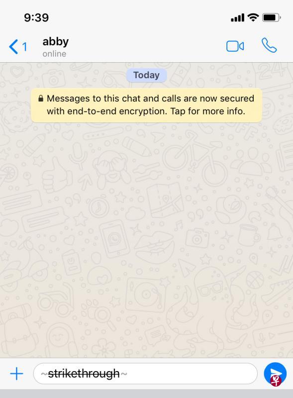 若想改变WhatsApp短信的字体格式，只要在文字前后加符号即可。文字“花样”包括粗体、斜体和删除线。
