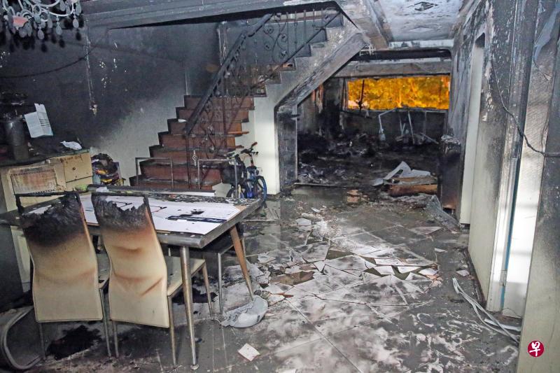7月3日，淡滨尼一个组屋单位发生火患，电动踏板车在充电时起火燃烧，所幸无人受伤。（档案照片）