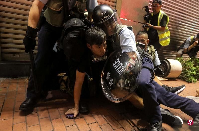 群众在旺角弥敦道与警员对峙后，警方强行驱散，并逮捕最少两名示威者。（法新社）
