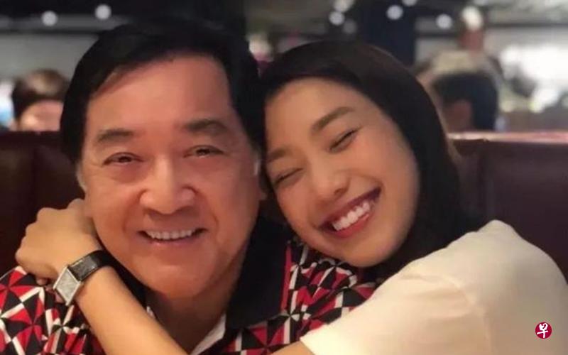 秦沛（左）被传中风，女儿姜丽文出面辟谣。（互联网）