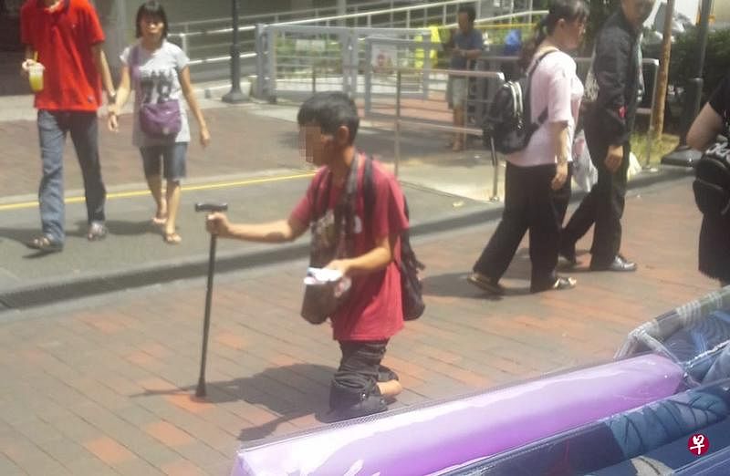 截肢男每天都会出现在四马路，‘跪地走’卖纸巾。（读者提供）