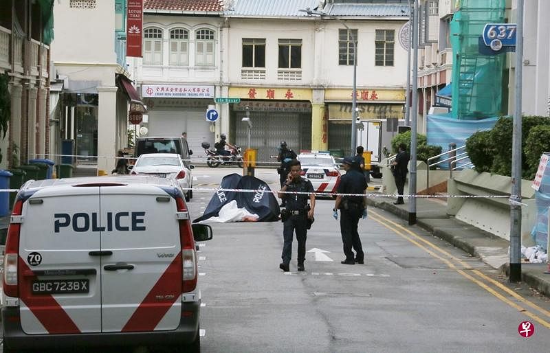 小印度一名男子昨早坠楼身亡，母亲卧尸家中。（洪璐华摄）