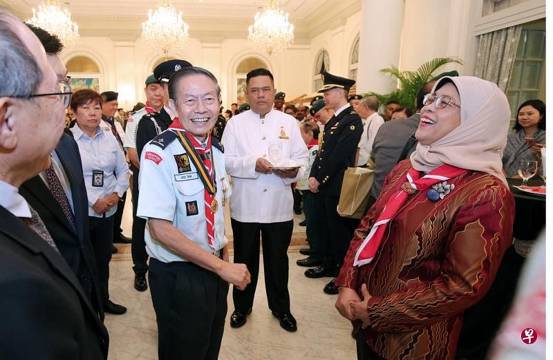 哈莉玛总统（右一）今天在总统府颁发童军总会卓越服务金奖给陈伟兴教授（中）。（梁麒麟摄） 