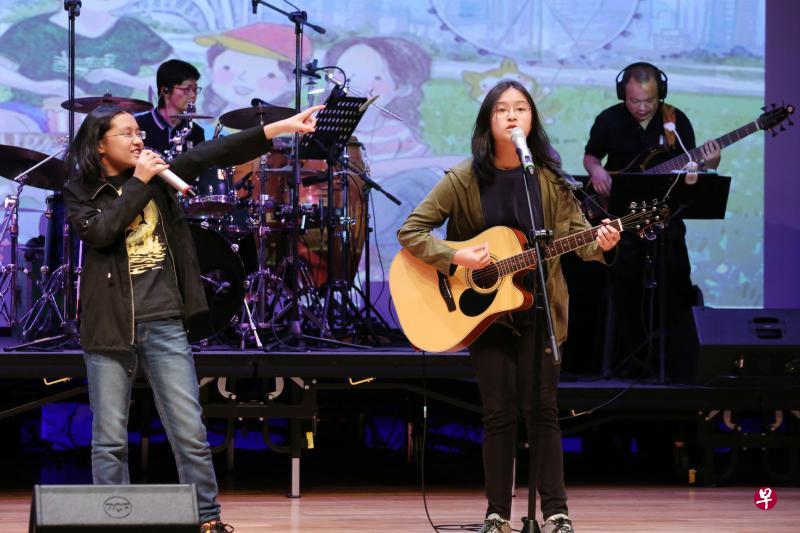 黄湤鈏（左一）和黄湤閔演唱两人共同创作的《华佗》。（梁麒麟摄）