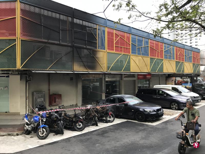 停放在文礼购物中心露天停车场的五辆电单车和一辆宝马轿车被烧毁。（档案照）  