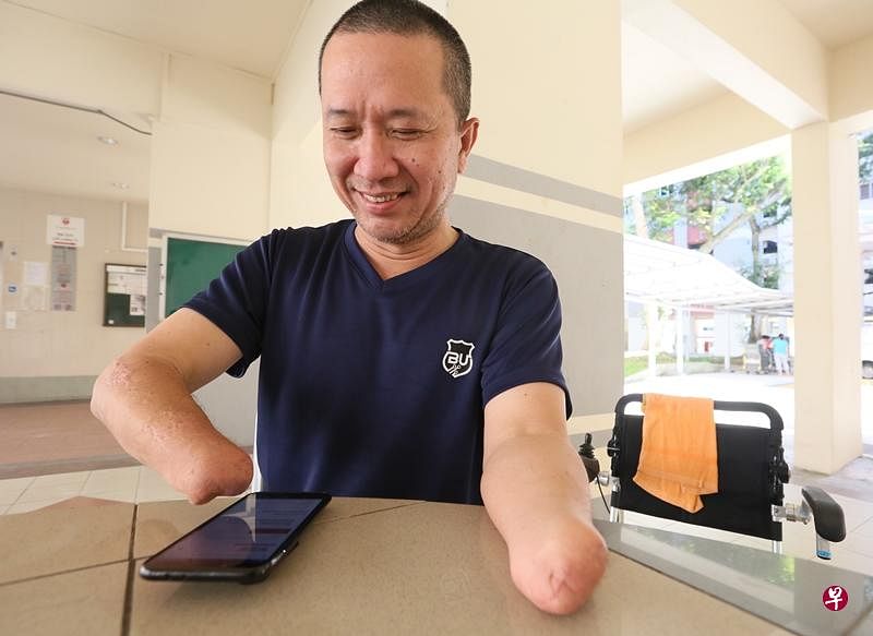 陈惠文虽没装上手部义肢，但仍能如常使用电脑与手机。（洪璐华摄）