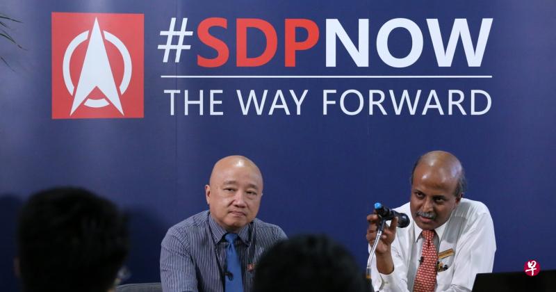 民主党今天在总部推介教育政策计划，主讲人为党主席淡马亚教授（右）以及新入党的方月光。（梁麒麟摄） 