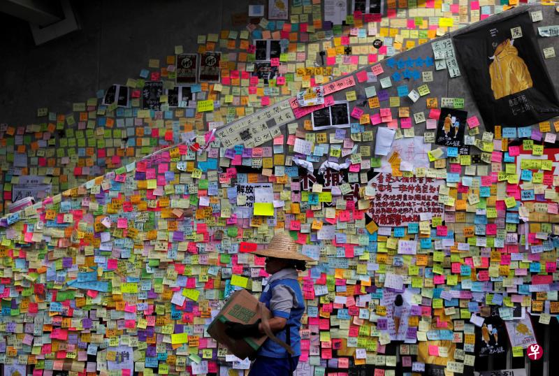 香港多个地区出现反修订《逃犯条例》的“连侬墙”（民主墙）。（路透社）