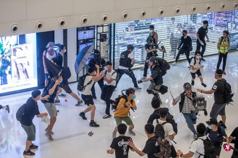 香港警方与反修例示威者14日在沙田新城市中心内爆发冲突（彭博社）