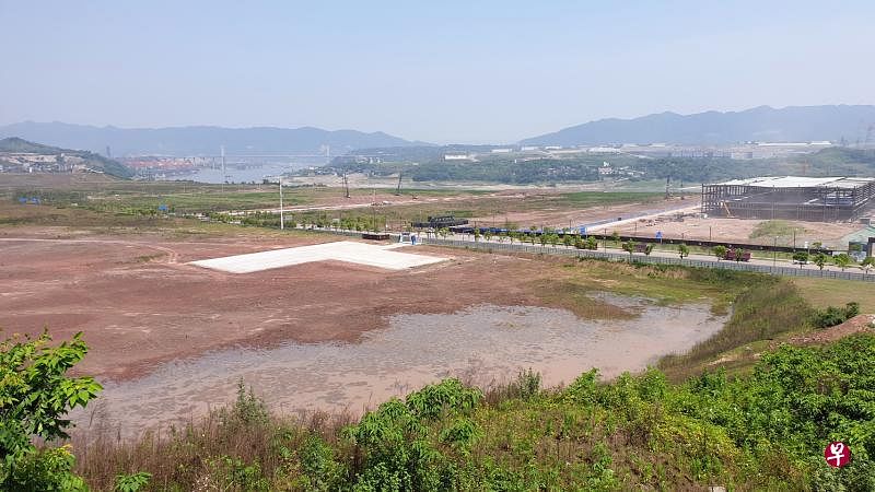 图为今年4月底从高处拍摄的中新（重庆）多式联运示范基地所在地。左上角远处为果园港。（王纬温摄） 