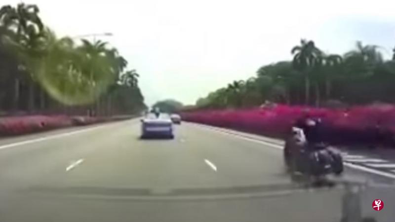 哈雷电单车以每小时160公里到170公里的速度在快速公路奔驰，险象环生。（网络照片） 