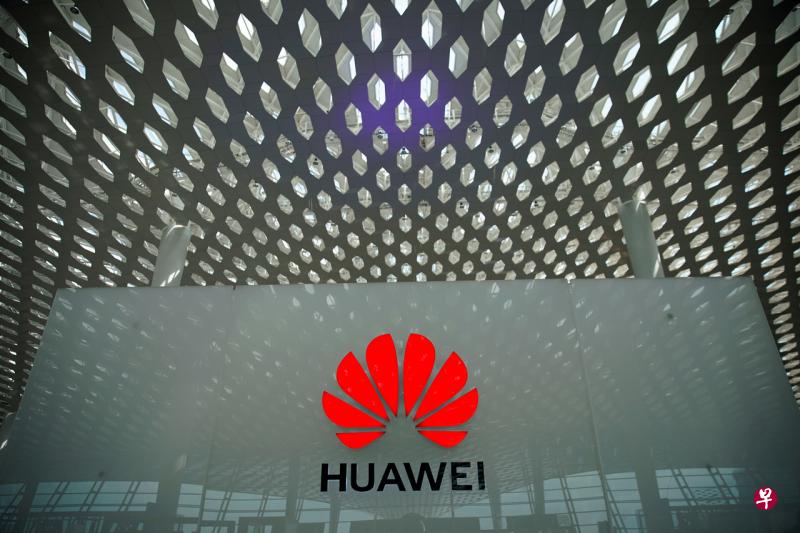 2019年6月17日，在中国广东省深圳市深圳国际机场的华为公司标志。（路透社） 
