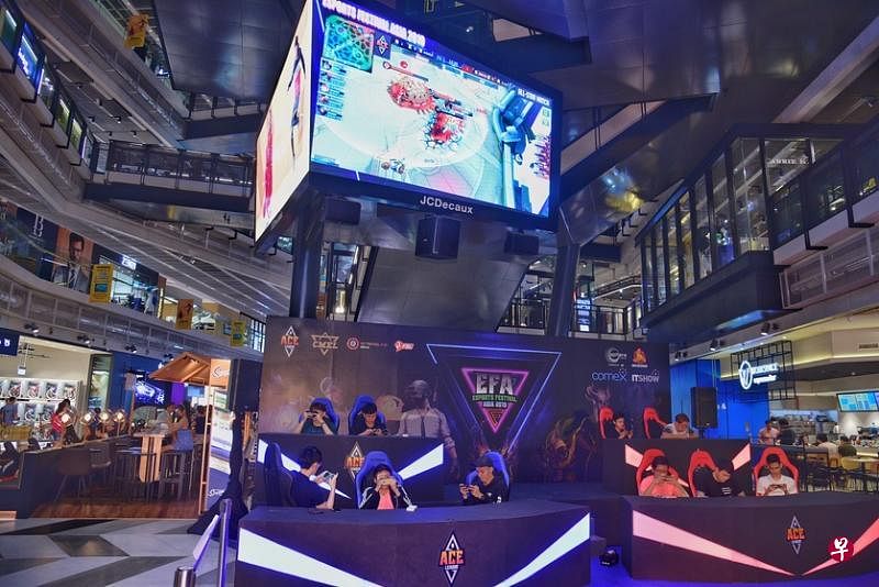 EVOS Esports（蓝队）昨天在活动上与Aerowolf SG（红队）展开对决。（海峡时报）