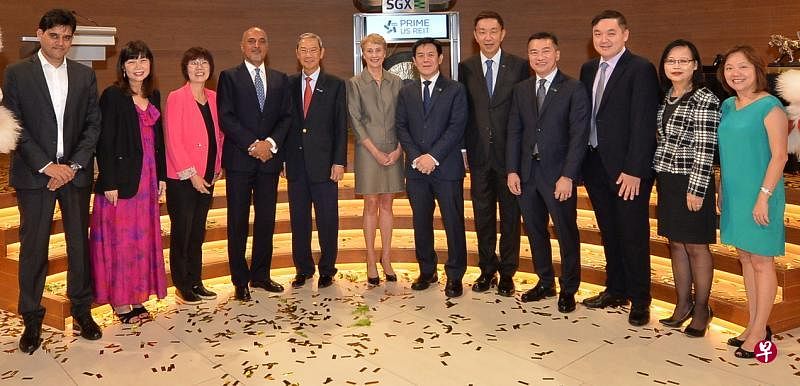 Prime美国房产信托周五于新交所主板首日上市，吉宝企业、报业控股董事长李文献医生（左五起）、KBS US Prime房地产管理公司总裁芭芭拉·坎本、新交所执行副总裁周士达、吉宝企业总裁卢振华、新交所首席执行长罗文才在仪式上与众嘉宾合影。（Prime美国房地产投资信托提供）