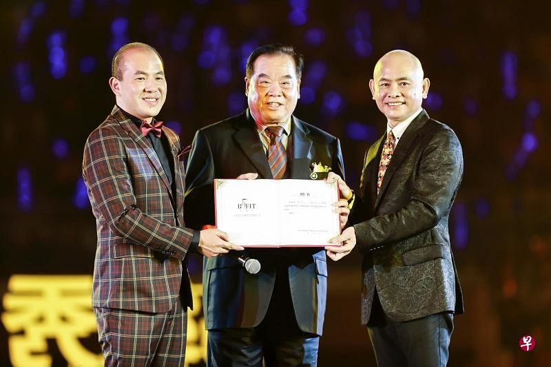 杨海东（左）的两个人生好友——黄春平（中）和卓顺发。（受访者提供）