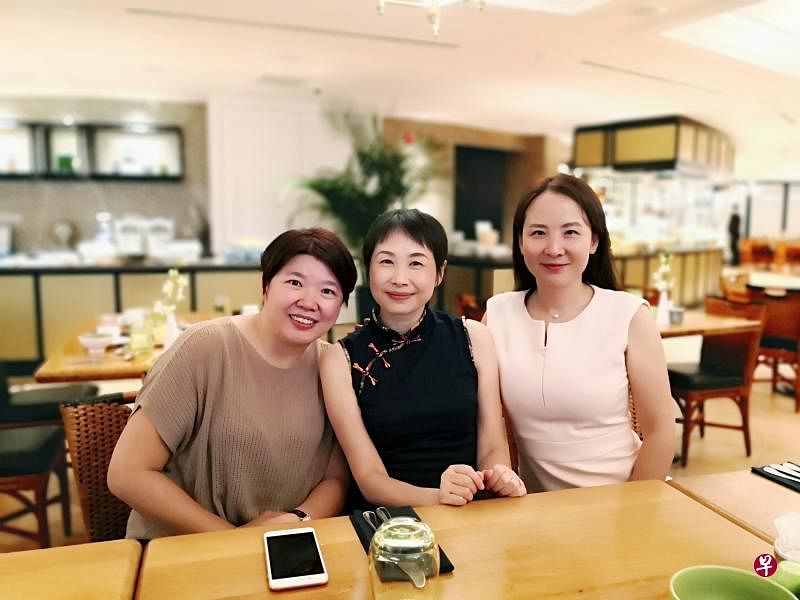 许有年（中）同好友孙轶婷（左）和胡瓅文。（韩宝镇摄）