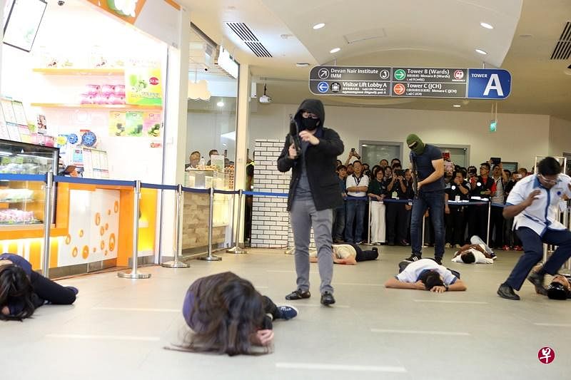 2016年，新加坡警察部队、民防部队，以及黄廷方综合医院携手举行的“心跳演习”，图为两名“恐怖分子”在混乱中迅速逃到二楼的餐饮区，向公众开枪。警员接获通知赶到，与“恐怖分子”展开枪战，最终成功将三人击毙。（邝启聪摄）