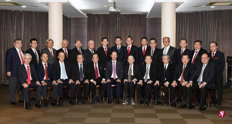怡和轩第49届董事在俱乐部会议厅合影。（受访者提供）