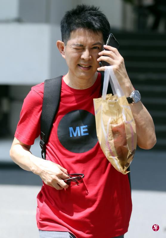 曾增星期一被判罪成获保释后，改穿红色T恤走出法庭。（海峡时报）