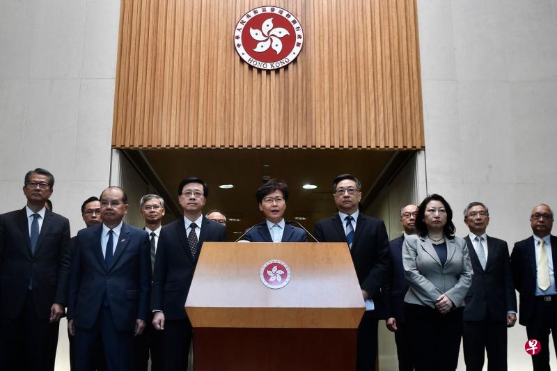 香港特首林郑月娥昨天下午举行记者会，严厉谴责星期天包围冲击中联办大楼的示威者“公然挑战国家主权”，元朗的施袭者行为令人发指，港府绝不容忍姑息。（法新社）