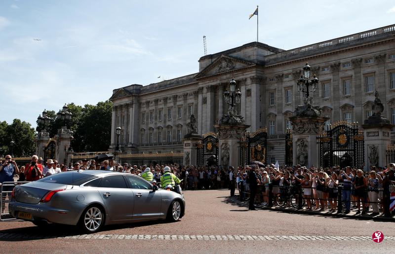 英国候任首相约翰逊乘车抵达白金汉宫。（路透社） 