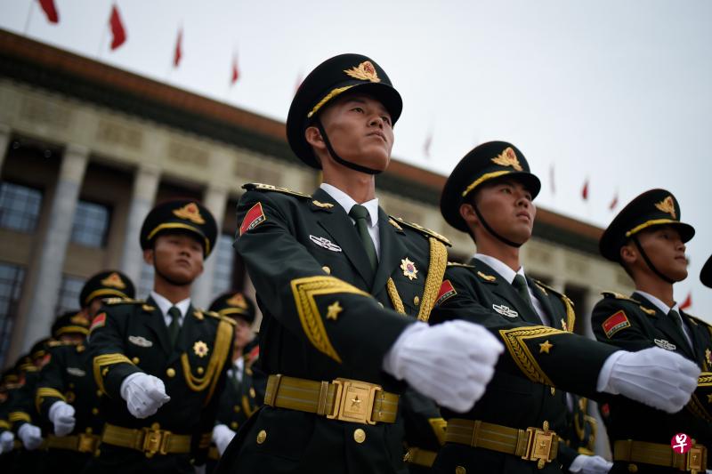 中国政府发表《新时代的中国国防》白皮书，坚持永不称霸、永不扩张、永不谋求势力范围是中国国防的鲜明特征。图为解放军仪仗队7月2日在天安门广场。（法新社档案照）