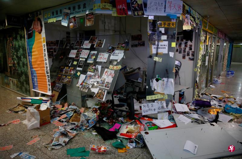 因被怀疑支持“白衣人”殴打示威者，香港建制派立法会议员何君尧的多个办事处被砸。（路透社）
