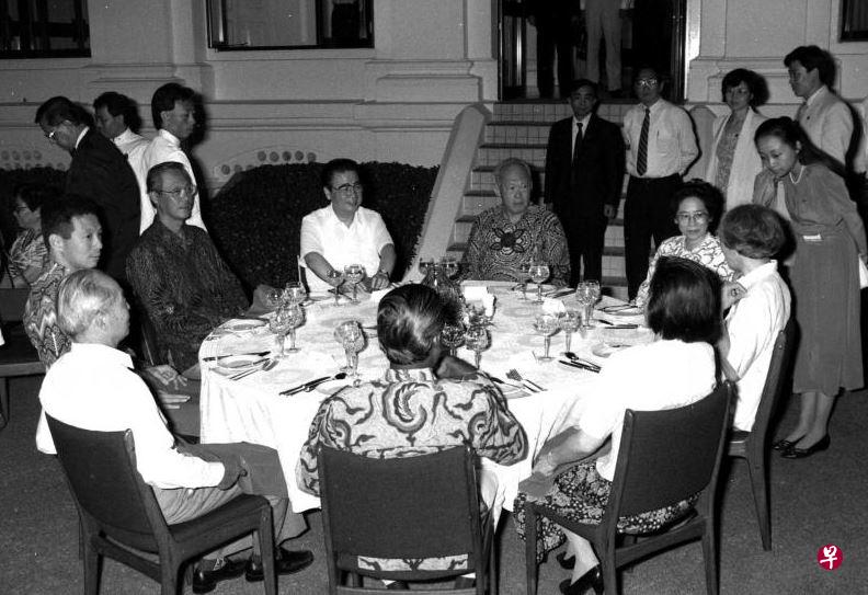 1990年8月，新加坡与中国正式建交前，担任中国总理的李鹏曾在时任外交部长钱其琛和对外经济贸易部部长郑拓彬的陪同下访问新加坡三天，并与建国总理李光耀就两国建交的议题进行讨论。图为1990年8月12日，李光耀在总统府设宴款待李鹏，参加宴会的有时任第一副总理吴作栋（左二）和贸工部长李显龙准将（左一）等。 （档案照片）
