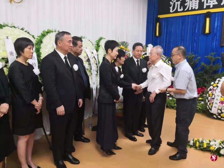 李鹏子女均身着黑衣胸戴白花，站在一侧迎接吊唁人士。（互联网）