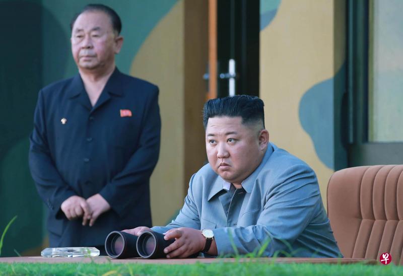 朝中社发布照片，指朝鲜领导人金正恩较早前视察了“新型战术制导武器的示威射击”，以此警告韩国停止进口高科技武器和进行联合军演。（朝中社） 