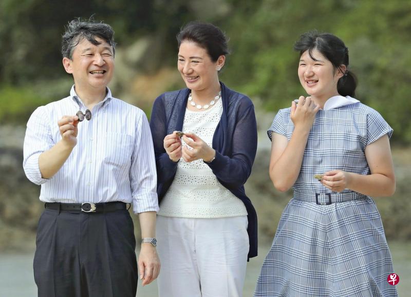 右为德仁天皇夫妇的爱女爱子公主。（档案照）