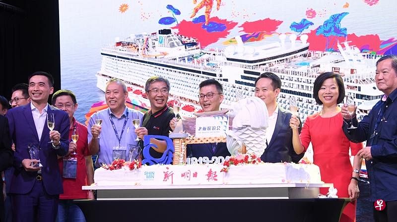 众嘉宾在为庆祝新加坡开埠200年所打造的15公斤蛋糕前，举杯为活动掀开序幕。（曾美玲摄）