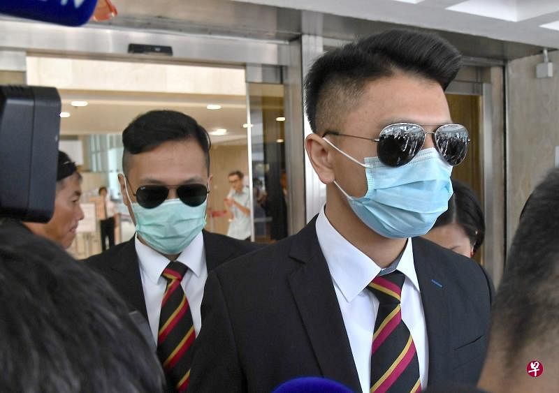香港警员刘兴沛（左）和黄伟豪（右）昨天上诉得直，当庭释放。（中通社）