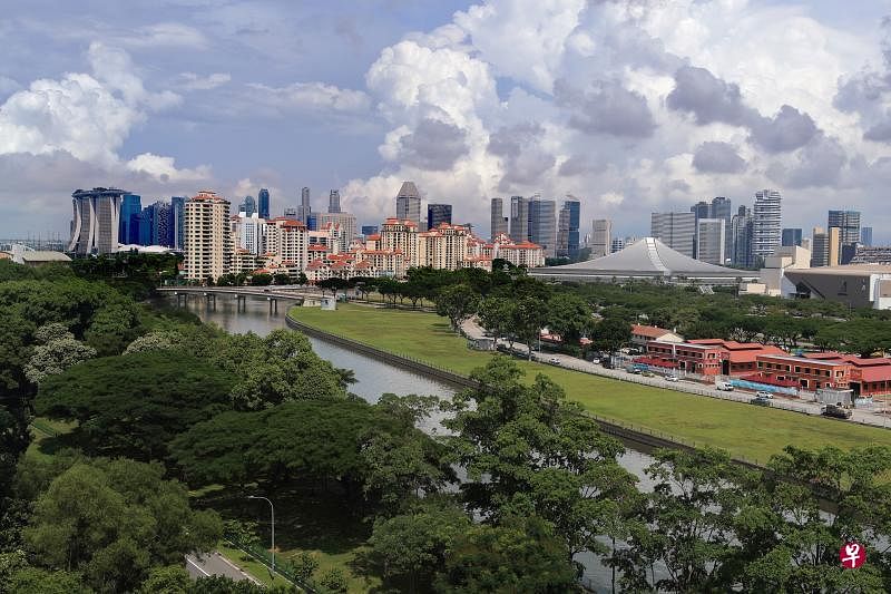 →（上图）丹戎禺位于加冷河口与芽笼河口交界处，以前这里是小型造船厂和木炭业的集中地。居民多以小舢板穿梭河的两岸。（下图）1985年政府重新规划丹戎禺，净化河道并开展填土工程，丹戎禺如今已成为高尚私宅区。
