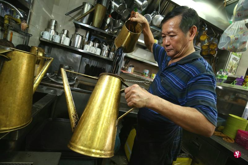 大众茶室第二代老板郑应昌坚持用当年父亲定制的铜质咖啡壶冲泡咖啡。