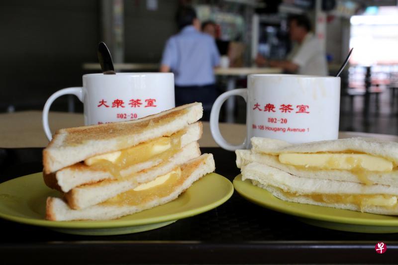 大众茶室的烤面包和蒸面包。