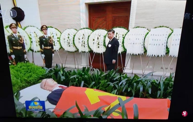 根据央视新闻联播报道，习近平等中共领导人今天前往参加李鹏的遗体告别仪式。