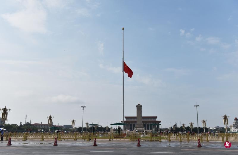 29日天安门广场降半旗悼念中国前总理李鹏（法新社）