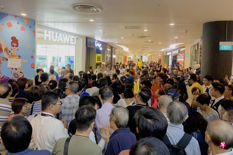 7月26日，一大批年长者一早就在全岛27家华为商店排队等着买54元的手机。（严宣融摄）