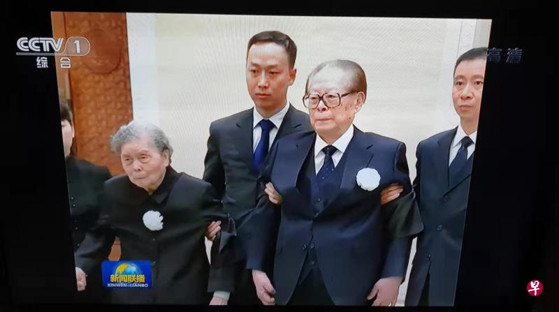 央视新闻联播画面显示，中共前总书记江泽民出席李鹏遗体告别仪式。