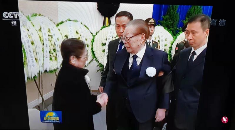 央视新闻联播画面显示，中共前总书记江泽民出席李鹏遗体告别仪式。