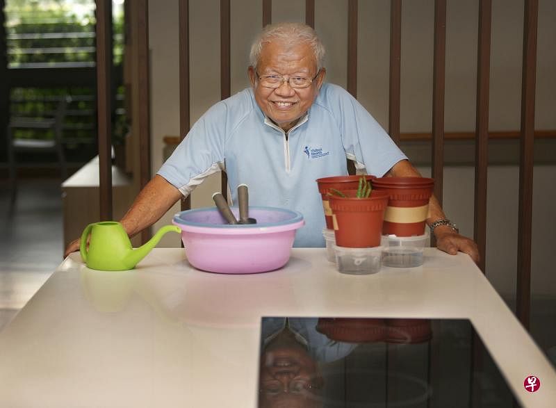 虽然只是义务服务，何治桓却非常热真对待他创办的园艺治疗课程，每次上课前都会提早来做准备，为每个病患准备好小花盆，让他们出院后把自己种的那盆香料草药带回家。（陈勇智摄）