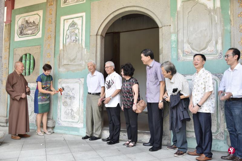 杨莉明部长（左二）为双林寺钟鼓楼主持修复动土仪式。左起为双林寺惟俨法师、前高级政务部长庄日昆、双林寺名誉顾问蔡天宝夫妇、双林寺修建委员会主席庄绍文、台湾传统建筑研究者李乾郎以及宗乡总会副会长钟声坚。（受访者提供）