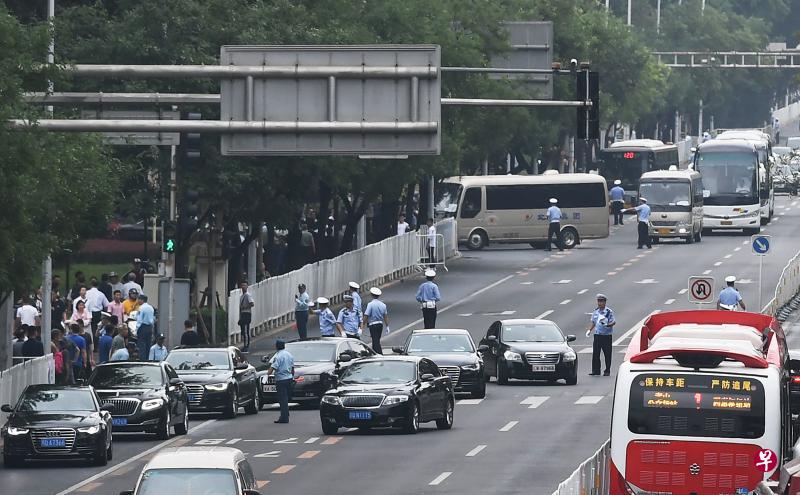 交警在管控八宝山革命公墓附近交通。（法新社）