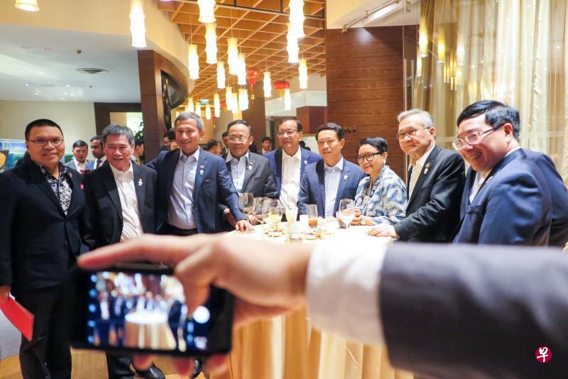 出访曼谷的外交部长维文医生（左三）在工作晚宴上与各国外长合影，右起为越南副总理兼外长范平明、泰国外长巴穆威奈、印度尼西亚外长雷特诺、老挝外长沙伦赛、柬埔寨副总理兼外长韶肯、缅甸国际合作部长觉丁、亚细安秘书长林玉辉和代表马来西亚外长赛富丁的马国外交部秘书长沙鲁易克。（外交部提供）